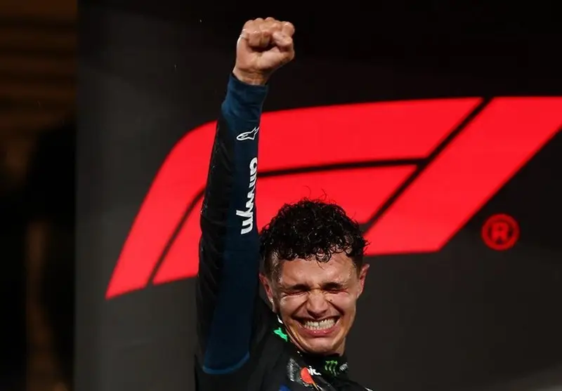 لحظه‌ای تاریخی در تاشکند؛ لاندو نوریس جام قهرمانی فرمول یک 2025 را بالای سر برد!