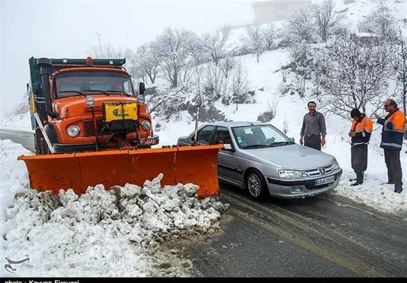 امدادرسانی فوری به 9 خودرو گرفتار در برف‌زمستانی کاشان؛ 72 کیلومتر جاده بازگشایی شد