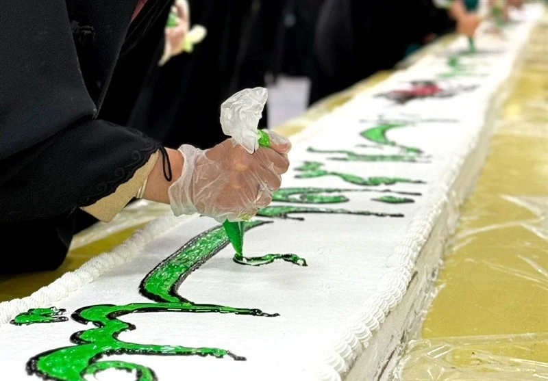 کیک ۶۰ متری میلاد حضرت زهرا (س) در حرم رضوی؛ مراسمی بی‌نظیر که همه را شگفت‌زده کرد!