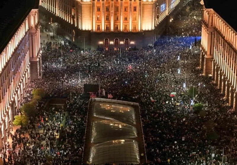 ده‌ها هزار جوان بلغارستانی در اعتراض بی‌سابقه: دولت باید استعفا دهد!