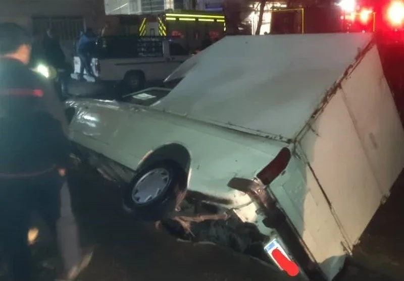 فرونشست زمین در شهرک ولیعصر تهران؛ 3 خودرو در چاه ناگهانی گرفتار شدند!