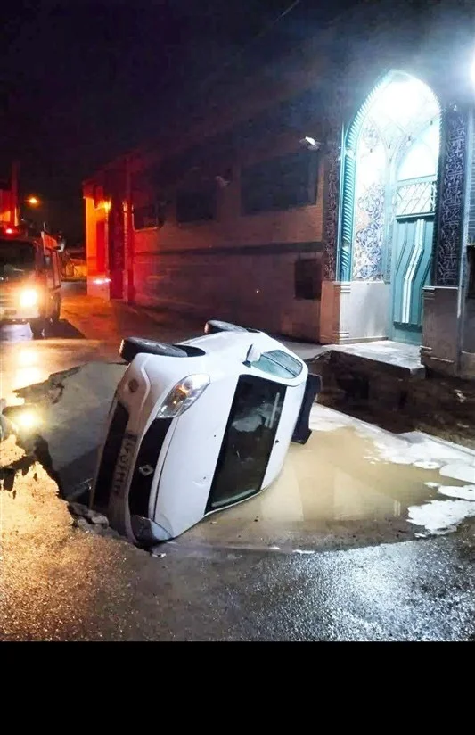 سقوط وحشتناک خودرو در گودال ناگهانی فرونشست زمین در خمینی‌شهر!