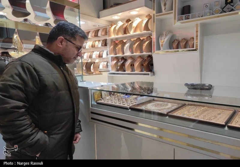 مبارزه تلخ مردم با گرانی در بازار مناسبت‌ها برای حفظ سنت‌های خانوادگی