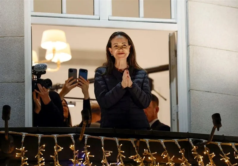 فرار جسورانه رئیس مخالفان ونزوئلا با قایق ماهیگیری در میان طوفان‌های دریا!