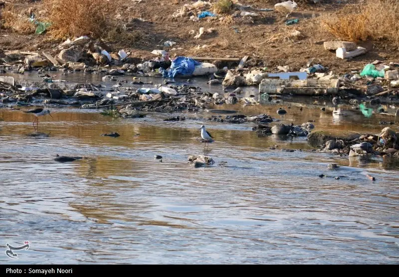 فاجعه خاموش در قره‌سو؛ رودخانه کرمانشاه زیر حمله فاضلاب و زباله‌های ساختمانی
