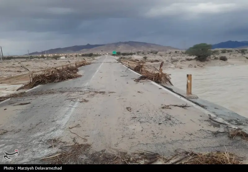بازگشایی عجیب محور بندرلنگه-خمیر پس از ریزش کوه و بارش سنگین باران!