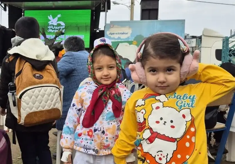 تماشاخانه سیار کانون با تئاتر زنده، روستای محروم بدراق آنه‌گلدی را به جشن شادی کودکان تبدیل کرد