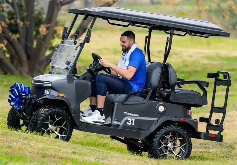 کایری اروینگ با سورپرایز ویژه، رختکن دالاس را به نمایشگاهی شگفت‌انگیز تبدیل کرد!