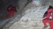 نجات نفس‌گیر 3 کوهنورد گرفتار در سرمای وحشتناک کوهدشت پس از 10 ساعت تلاش بی‌وقفه!