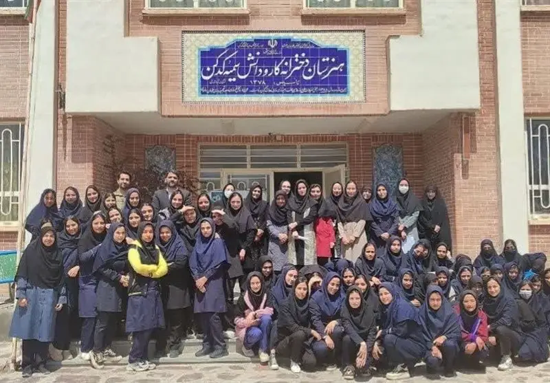 کارخانه کوچک هنر و امید در دل هنرستان سمیه کَدکَن؛ داستانی از دست‌های طلایی دختران جوان