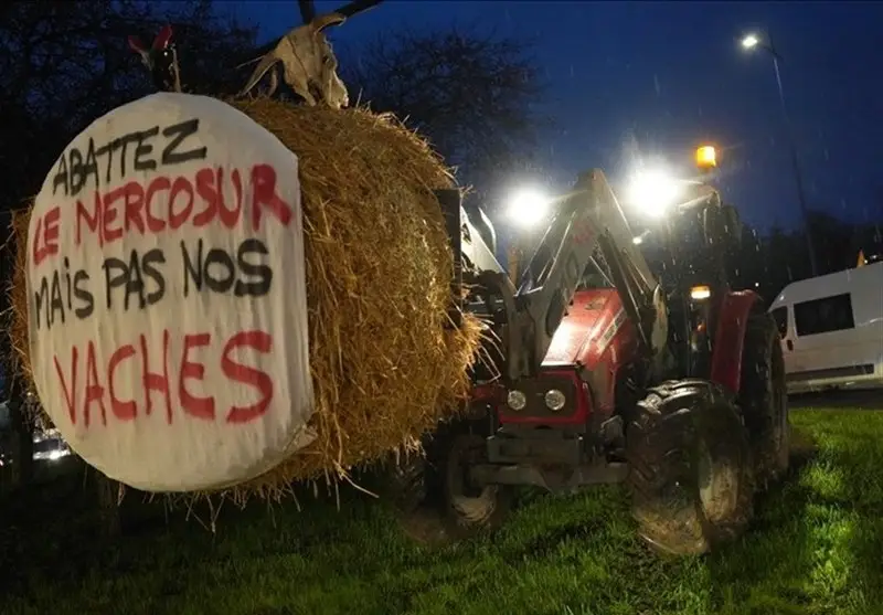 کشاورزان فرانسوی در اعتراض به توافق تجاری، جاده‌ها را همچنان مسدود نگه داشتند!