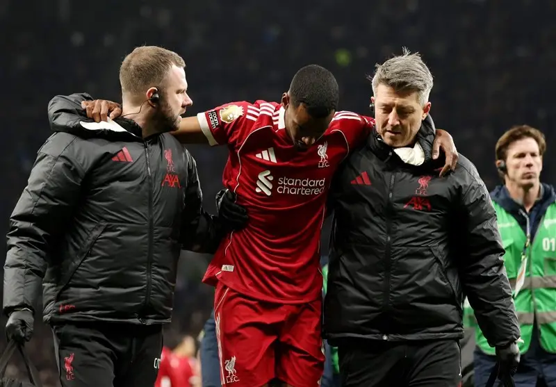 مصدومیت ناگهانی ایساک در قلب بازی لیورپول و تاتنهام؛ پایان زودهنگام ستاره سوئدی در زمین!