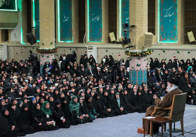 رهبر انقلاب چگونه حجاب را پل ارتباطی زنان غربی با اسلام می‌داند؟