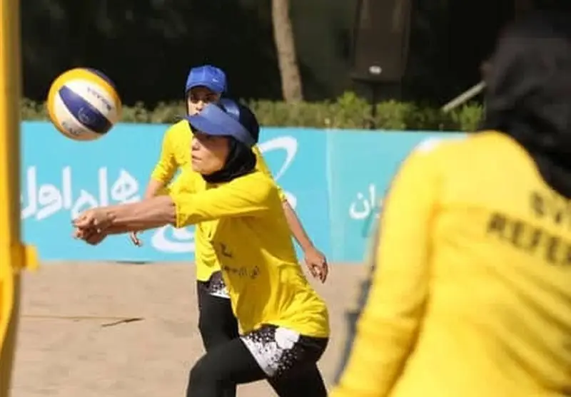 رقابت نفس‌گیر ۱۶ تیم در انتخابی تیم ملی والیبال ساحلی بانوان قشم آغاز شد!