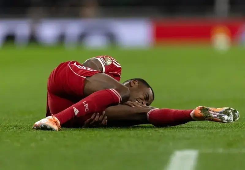 عمل جراحی ایساک با موفقیت انجام شد؛ بازگشت ستاره لیورپول قبل از پایان فصل چقدر محتمل است؟