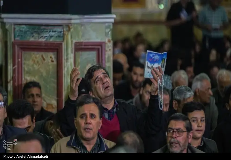 شبی پرمعنا در آستان امامزاده هلال بن علی(ع)؛ احیای لیله‌الرغائب با حضور پرشور زائران