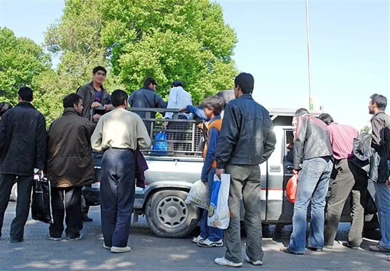 سرمای زمستان و انتظار جانکاه کارگران در چهارراه باسکول بجنورد؛ آیا کسی صدای آنها را می‌شنود؟