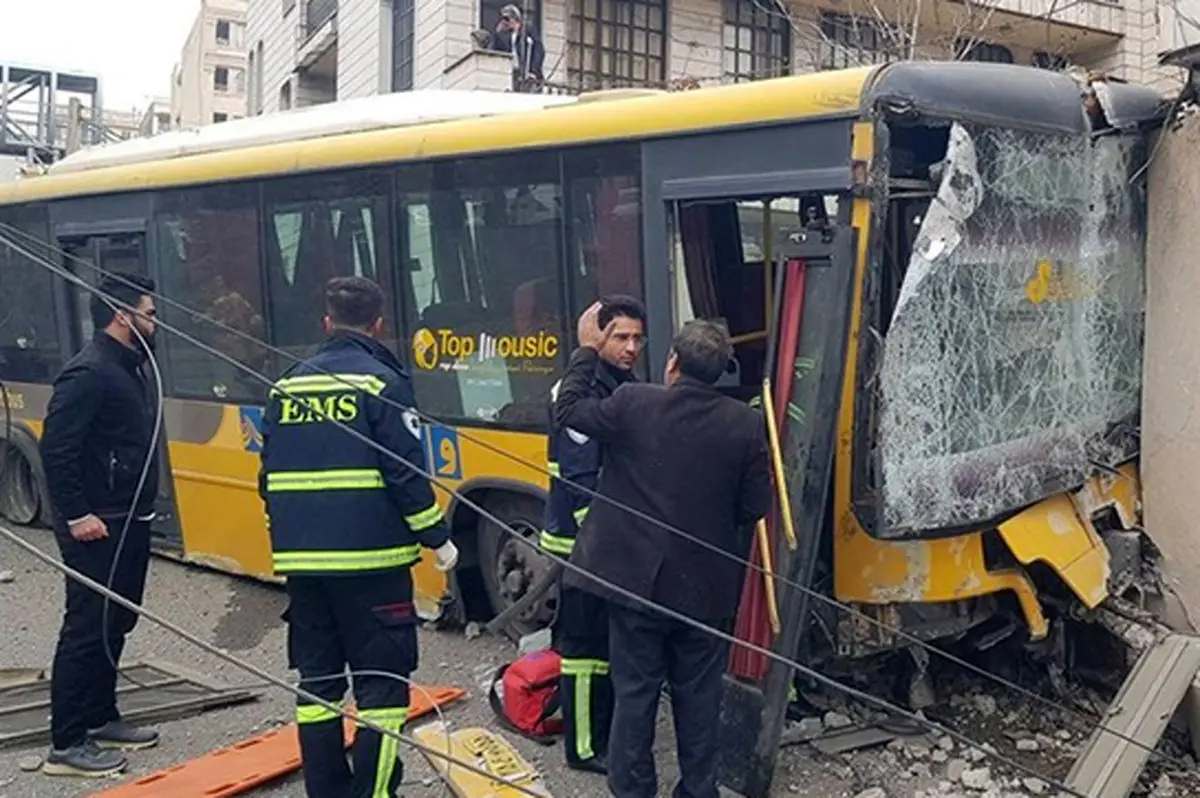 تصادف شدید اتوبوس با مانع در اتوبان ستاری؛ ۲ مصدوم به بیمارستان منتقل شدند