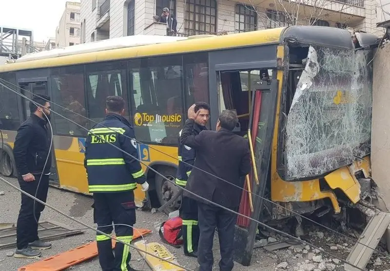 برخورد وحشتناک اتوبوس با مانع در خیابان مخبری؛ 2 مصدوم در پی حادثه‌ای ناگهانی