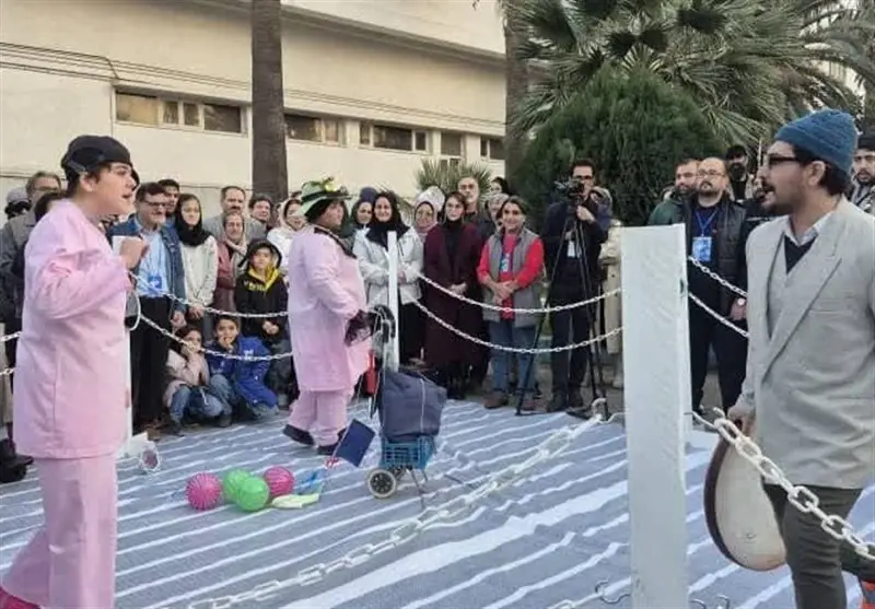 نبض تئاتر معلولان در گلستان؛ استقبال بی‌سابقه از نمایش‌های خیابانی «مرغ شیشه‌ای» و «نمره چهار»
