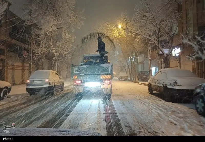 برف که بارید، شهر ایستاد اما کارگران شهرداری نه +تصاویر