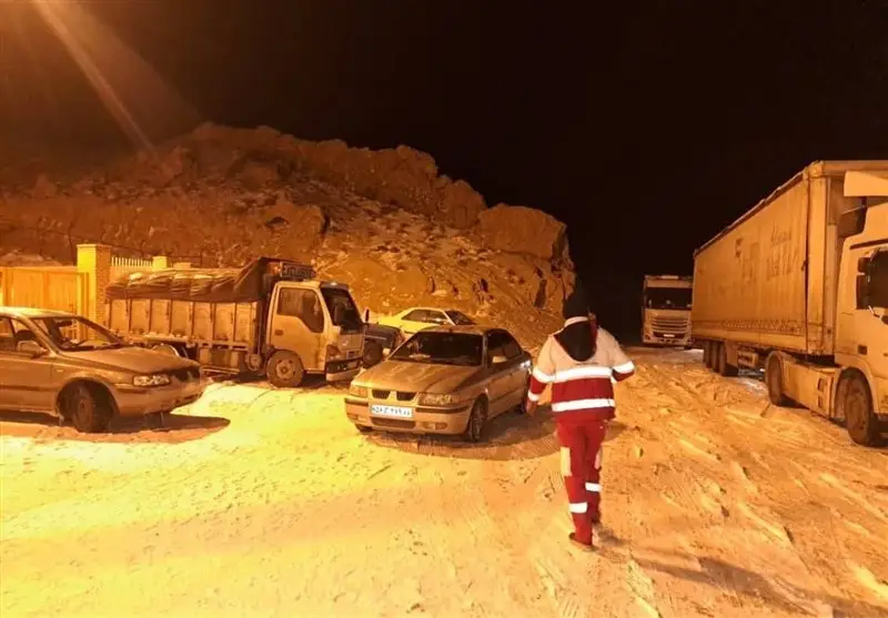 کولاک شدید برف در سمنان؛ 32 مسافر نجات یافتند