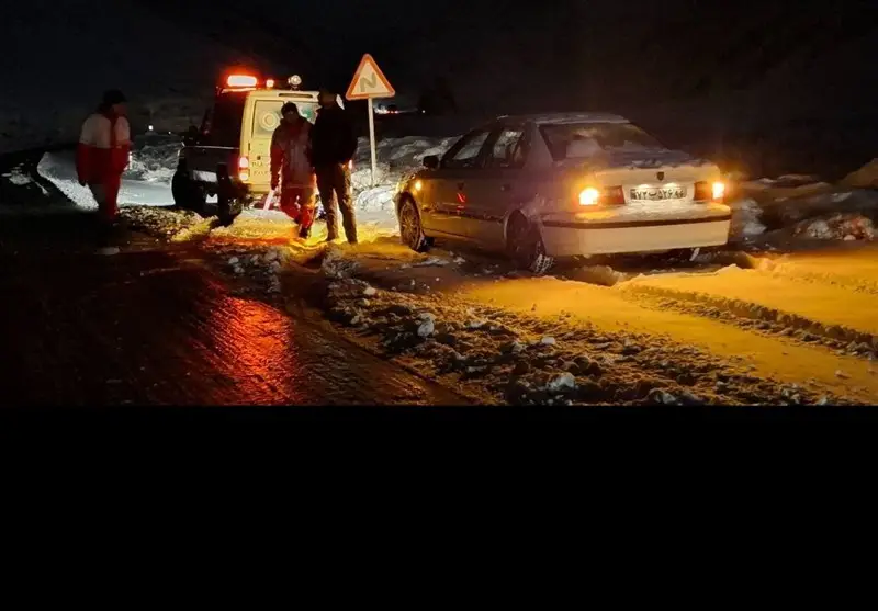 امدادرسانی به 200 مسافر گرفتار در برف و کولاک محور آزادشهر ـ شاهرود