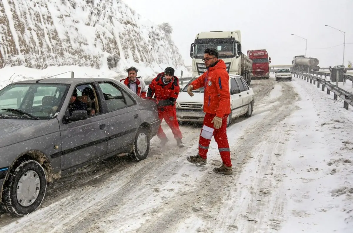 پلیس: خودروهای بدون زنجیرچرخ حتی در روزهای عادی از جاده‌های کوهستانی برگردانده می‌شوند!
