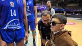 کودک نابینایی که با عشق فوتبال پرسپولیس، برای دیدار بسکتبالیست‌های استقلال به سالن آمد!