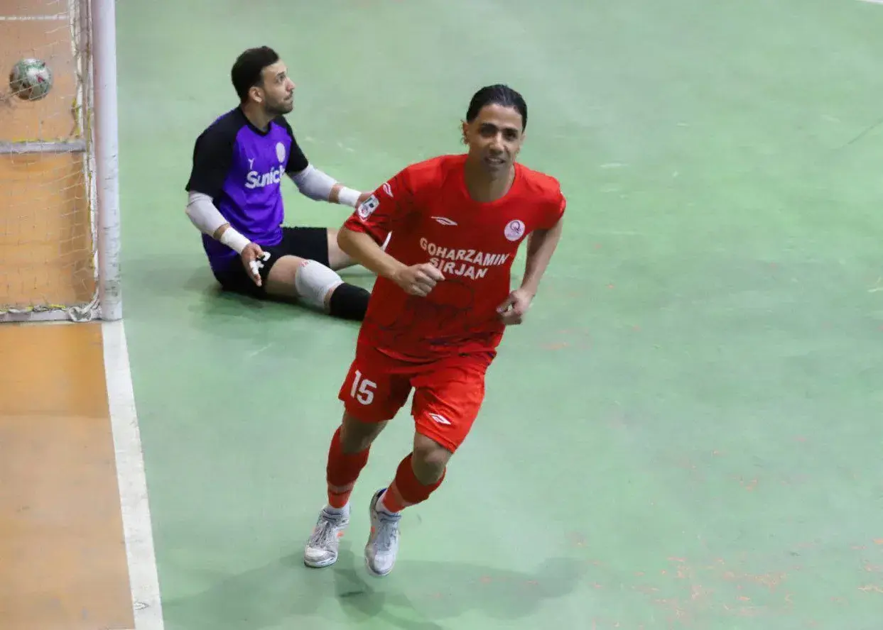 سایز ۴۲: کفش طلای فوتسال سفارش داده شد