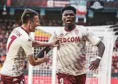 انتقاد بی‌سابقه هافبک موناکو از ستاره رئال: حتی یک پاس سالم هم نمی‌تواند بدهد!