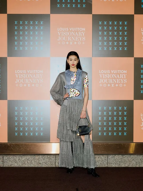 پیراهن نقرهای هو یون جونگ