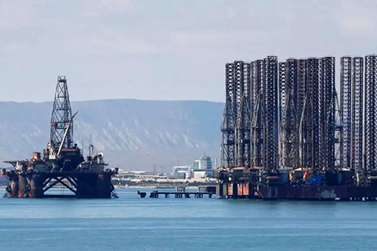 حمله بی‌سابقه پهپادهای اوکراینی به سکوی نفتی لوک‌اویل در دریای خزر؛ تولید متوقف شد!