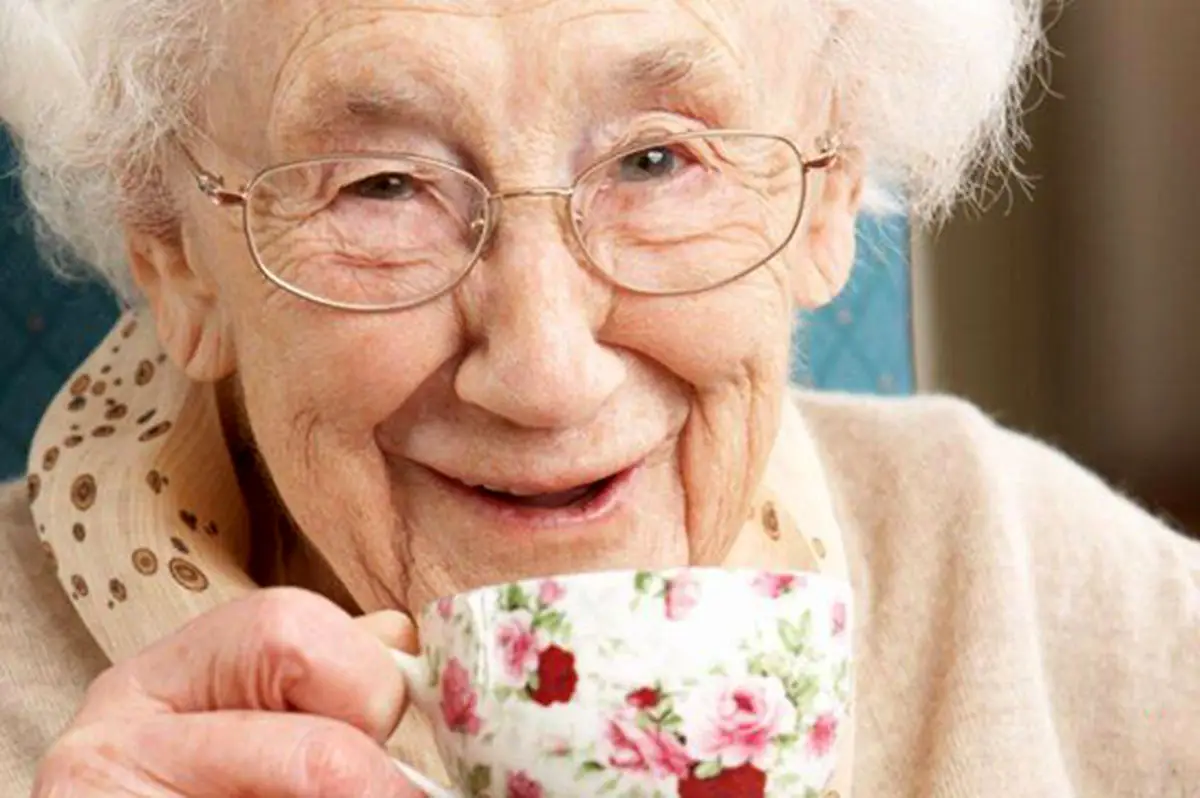 هشدار جدی به زنان مسن: این نوشیدنی رایج استخوان‌ها را شکننده می‌کند!