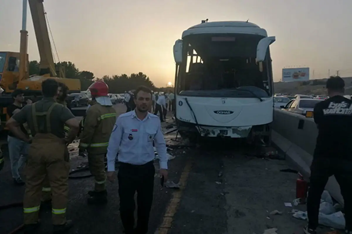 واژگونی اتوبوس در تهران–کرج؛ ترافیک سنگین و توقف حرکت خودروها در هر دو مسیر!