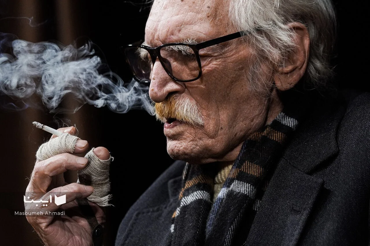                               عکس متفاوت از محمود دولت آبادی در شب یلدا                      