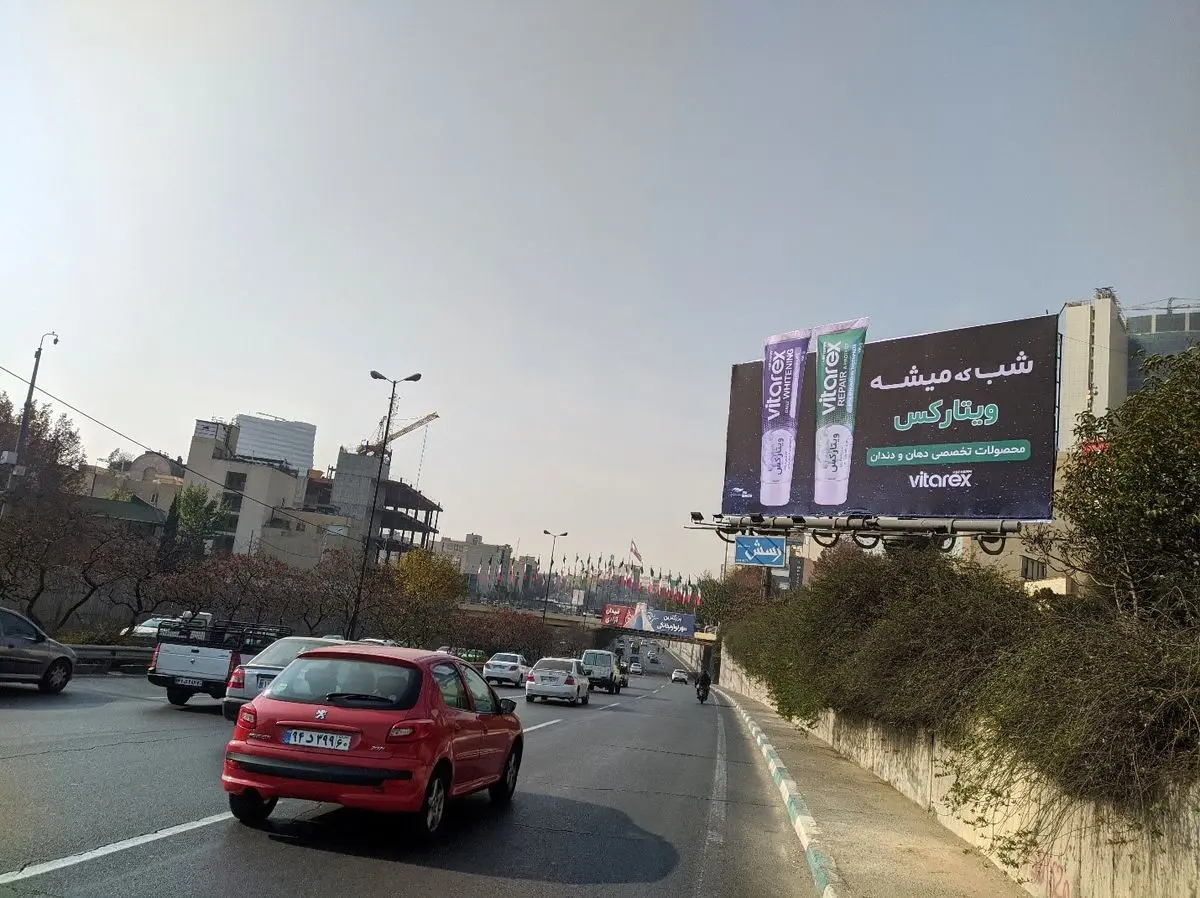 وقتی «شب که می‌شه…» تبدیل به پدیده تبلیغاتی می‌شود؛ راز وایرال شدن بیلبورد ویتارکس چیست؟