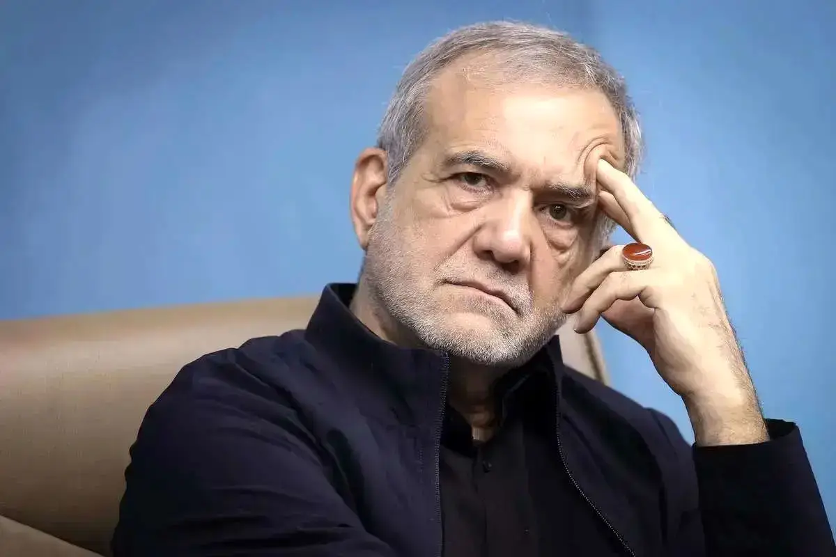 کیهان باز هم به پزشکیان تاخت: «جای افراد توانمند را چرا گرفتید؟»