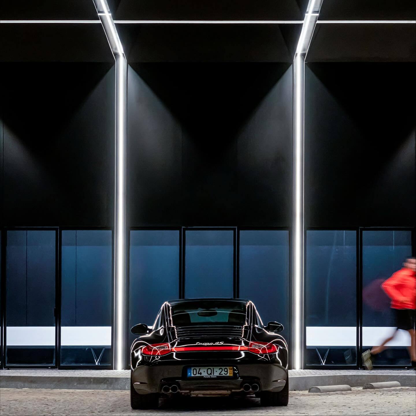 تصویری از نمای خارجی مرکز چندوجهی (Intermodal Center) در لوزادا، واقع در شمال شرقی پورتو پرتغال، که توسط شرکت معماری Spaceworkers طراحی شده است. این ساختمان با حجم‌های هندسی خاص و مدرن و استفاده از مصالح سفید یا روشن، به عنوان یک نشانه‌ی شهری و قطب جدید ف