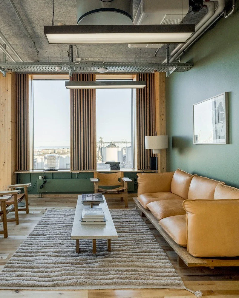 تصویر نمای خارجی و مدرن ساختمان TRÆ (ترا) در بندر آرهوس، دانمارک، که با سیستم سازهای چوبی-هیبریدی و پوشش نمای آلومینیوم بازیافتی توسط Lendager Arkitekter به سبک معماری چرخهمحور طراحی شده است. تصویر نمای خارجی و مدرن ساختمان TRÆ (ترا) در بندر آرهوس، دانمارک، که با سیستم سازهای چوبی-هیبریدی و پوشش نمای آلومینیوم بازیافتی توسط Lendager Arkitekter به سبک معماری چرخهمحور طراحی شده است.