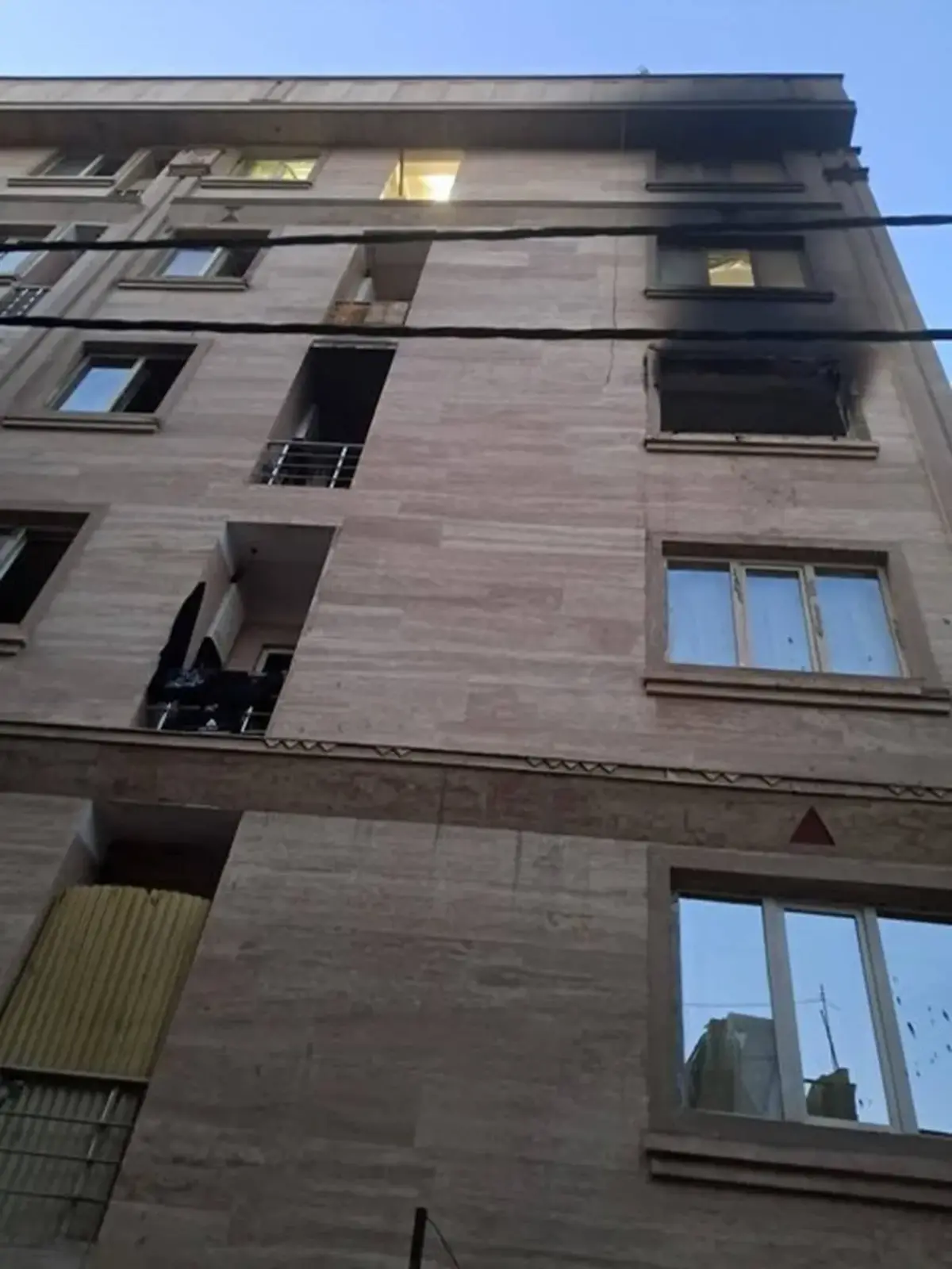 نجات معجزه‌آسا ۱۵ نفر از آتش‌سوزی وحشتناک ساختمان پنج‌طبقه در جنوب تهران!