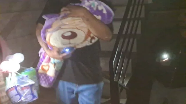 مردی کودک خردسالش را از ساختمان آتش گرفته خارج می کند