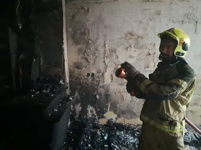 آتش نشان آخرین لکه های آتش را خاموش می کند