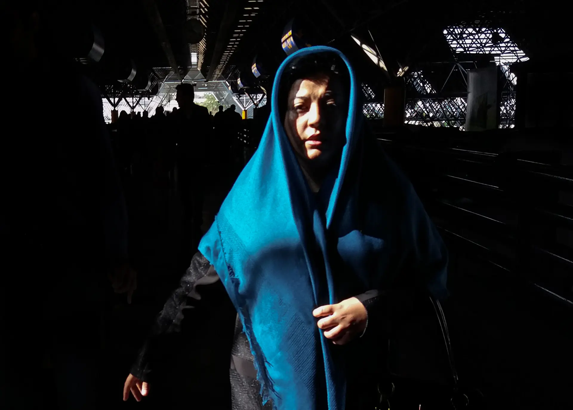 یک زن با روسری آبی