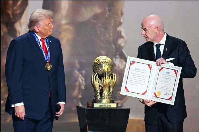 اعطای جایزه صلح فیفا به ترامپ اعطای جایزه صلح فیفا به ترامپ