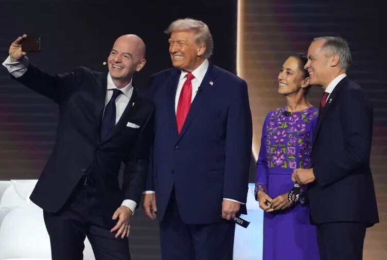 سلفی گرفتن رئیس فیفا با رهبران کشورهای میزبان جام جهانی 2026 سلفی گرفتن رئیس فیفا با رهبران کشورهای میزبان جام جهانی 2026