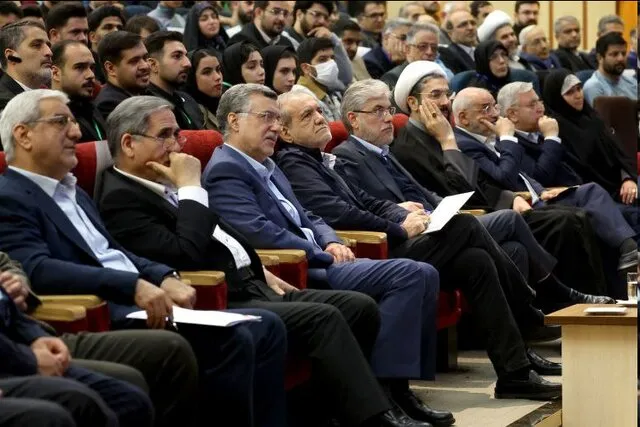 پزشکیان و وزیر علوم در مراسم 16 آذر پزشکیان و وزیر علوم در مراسم 16 آذر