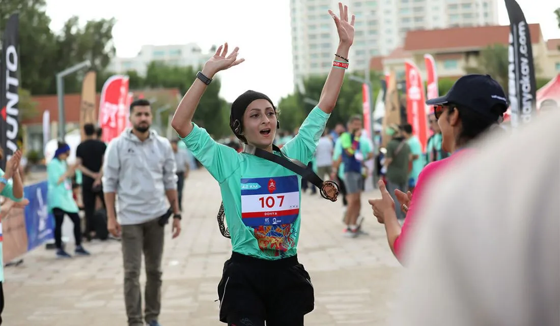 دونده زن در ماراتن کیش