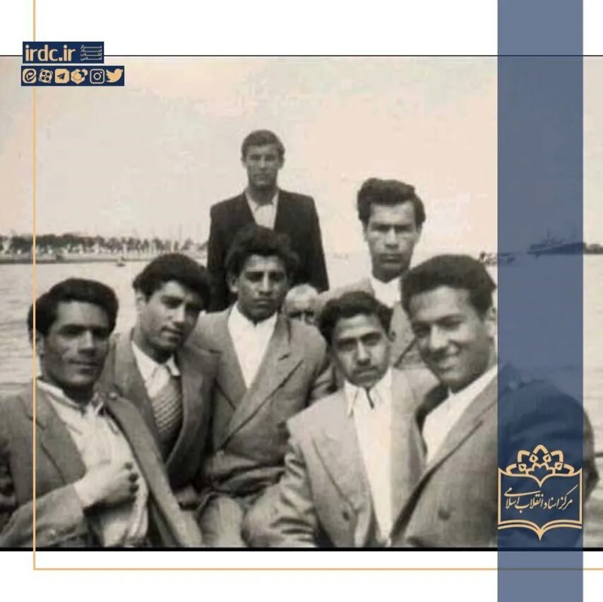 علی شریعتی (نفر اول از سمت راست) در قایقی با دوستان دانشجو احتمالا خوزستان