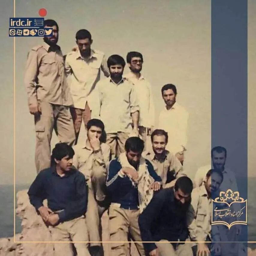 مسعود پزشکیان در دوران دانشجویی در جبهه (ایستاده ردیف بالا سمت چپ نفر اول)